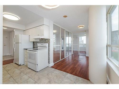 1004-400 Webb Drive, Mississauga, ON - Indoor Photo Showing Kitchen