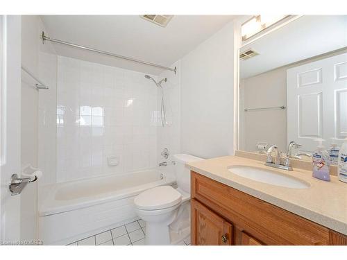 1004-400 Webb Drive, Mississauga, ON - Indoor Photo Showing Bathroom