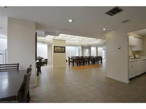 1004-400 Webb Drive, Mississauga, ON - Indoor Photo Showing Dining Room