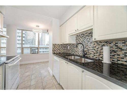 1004-400 Webb Drive, Mississauga, ON - Indoor Photo Showing Kitchen With Double Sink