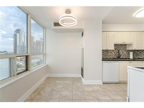 1004-400 Webb Drive, Mississauga, ON - Indoor Photo Showing Kitchen With Double Sink