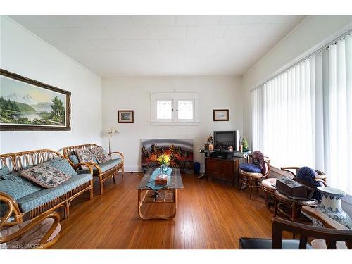 5170 Willmott Street, Niagara Falls, ON - Indoor Photo Showing Living Room