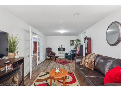 339 Wellbrook Avenue, Welland, ON - Indoor Photo Showing Living Room