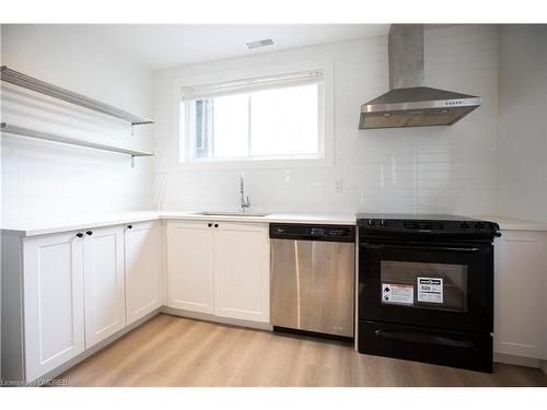 49 Fairleigh Avenue S, Hamilton, ON - Indoor Photo Showing Kitchen