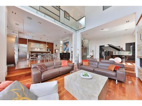 622 Kozel Court, Mississauga, ON - Indoor Photo Showing Living Room