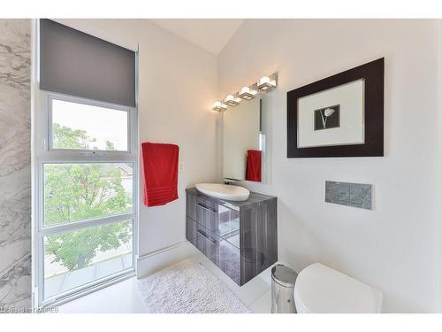 622 Kozel Court, Mississauga, ON - Indoor Photo Showing Bathroom