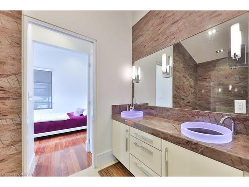 622 Kozel Court, Mississauga, ON - Indoor Photo Showing Bathroom