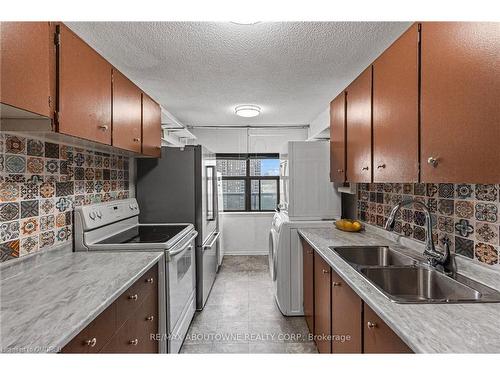 1104-17 Knightsbridge Road, Brampton, ON - Indoor Photo Showing Kitchen With Double Sink