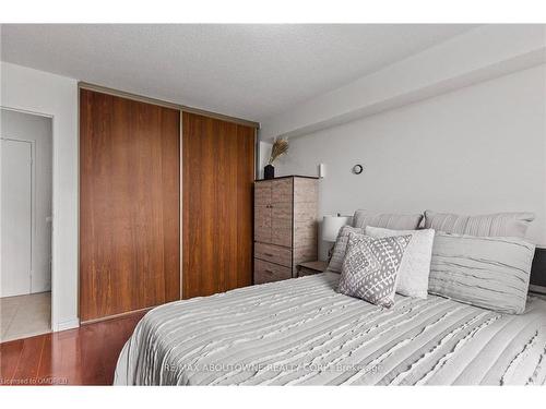 1104-17 Knightsbridge Road, Brampton, ON - Indoor Photo Showing Bedroom