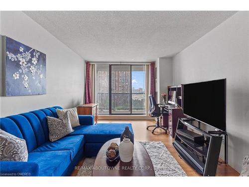 1104-17 Knightsbridge Road, Brampton, ON - Indoor Photo Showing Living Room