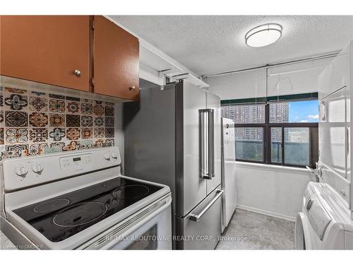 1104-17 Knightsbridge Road, Brampton, ON - Indoor Photo Showing Kitchen