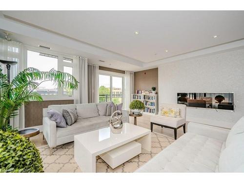 417-128 Garden Drive, Oakville, ON - Indoor Photo Showing Living Room