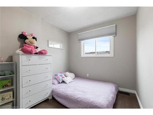 100-11 Harrisford Street, Hamilton, ON - Indoor Photo Showing Bedroom