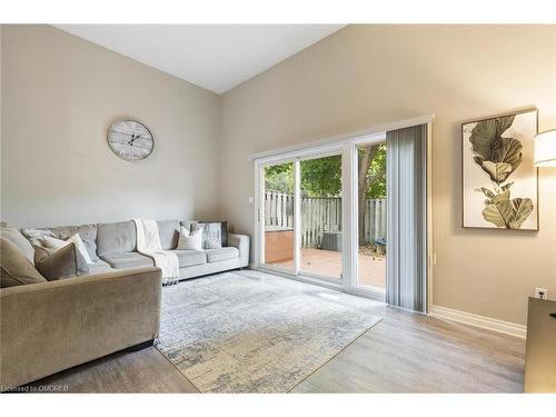 100-11 Harrisford Street, Hamilton, ON - Indoor Photo Showing Living Room