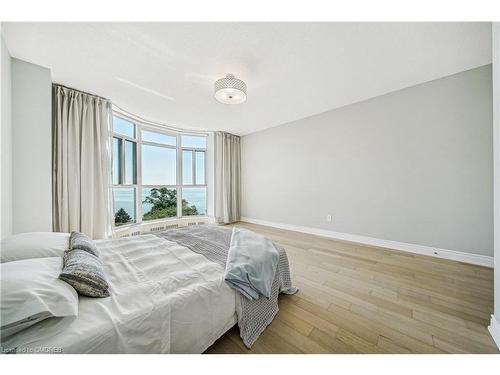 708-5250 Lakeshore Road, Burlington, ON - Indoor Photo Showing Bedroom