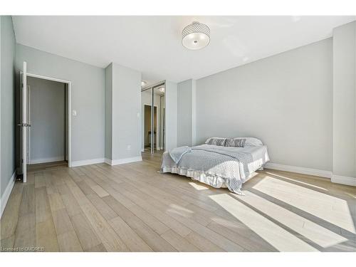 708-5250 Lakeshore Road, Burlington, ON - Indoor Photo Showing Bedroom