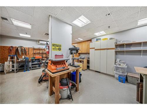 708-5250 Lakeshore Road, Burlington, ON - Indoor Photo Showing Garage