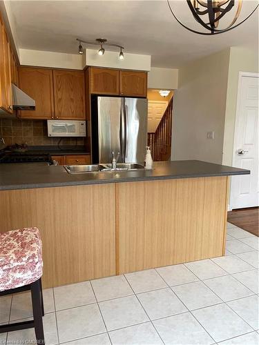 509 Collis Court, Milton, ON - Indoor Photo Showing Kitchen With Double Sink