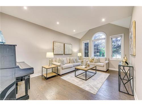 1245 Bowman Drive, Oakville, ON - Indoor Photo Showing Living Room