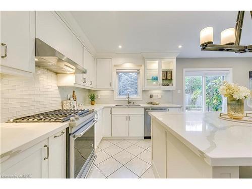 1245 Bowman Drive, Oakville, ON - Indoor Photo Showing Kitchen With Upgraded Kitchen