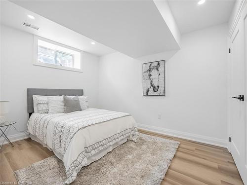 974 North Shore Boulevard W, Burlington, ON - Indoor Photo Showing Bedroom