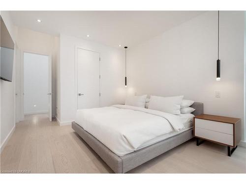 5008 Spruce Avenue, Burlington, ON - Indoor Photo Showing Bedroom