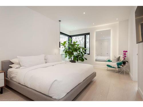 5008 Spruce Avenue, Burlington, ON - Indoor Photo Showing Bedroom