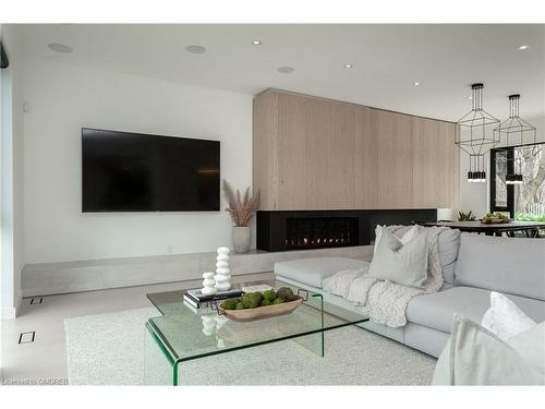 5008 Spruce Avenue, Burlington, ON - Indoor Photo Showing Living Room