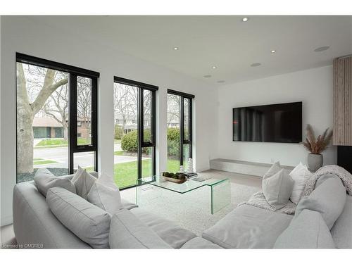 5008 Spruce Avenue, Burlington, ON - Indoor Photo Showing Living Room