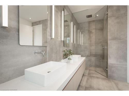 5008 Spruce Avenue, Burlington, ON - Indoor Photo Showing Bathroom