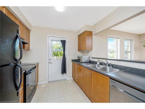 267 Prosser Circle, Milton, ON - Indoor Photo Showing Kitchen With Double Sink