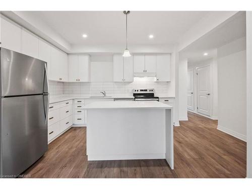 29-142 Foamflower Place, Waterloo, ON - Indoor Photo Showing Kitchen With Upgraded Kitchen