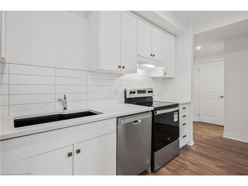 29-142 Foamflower Place, Waterloo, ON - Indoor Photo Showing Kitchen With Upgraded Kitchen