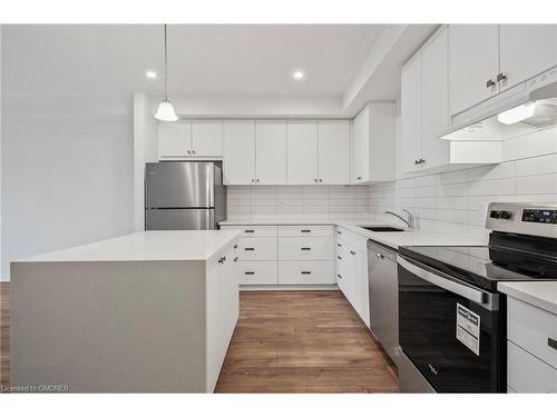 29-142 Foamflower Place, Waterloo, ON - Indoor Photo Showing Kitchen With Upgraded Kitchen