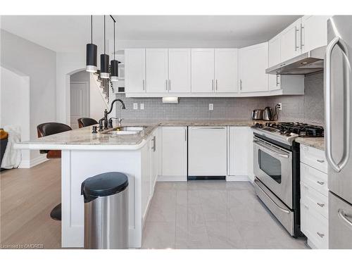 608 Brothers Crescent, Milton, ON - Indoor Photo Showing Kitchen