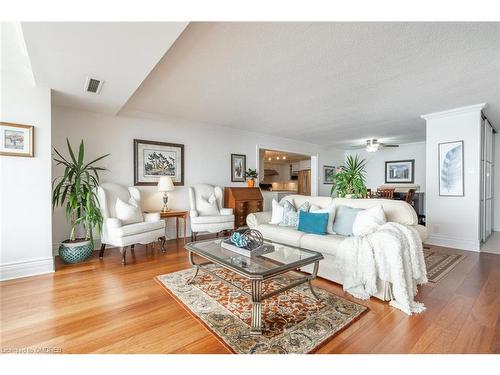 610-5280 Lakeshore Road, Burlington, ON - Indoor Photo Showing Living Room