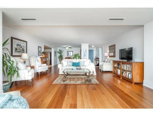 610-5280 Lakeshore Road, Burlington, ON - Indoor Photo Showing Living Room