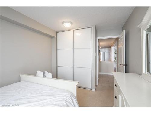 610-5280 Lakeshore Road, Burlington, ON - Indoor Photo Showing Bedroom