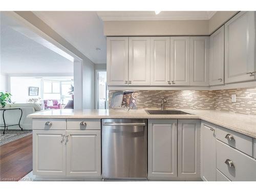 610-5280 Lakeshore Road, Burlington, ON - Indoor Photo Showing Kitchen