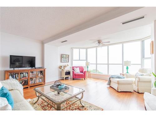 610-5280 Lakeshore Road, Burlington, ON - Indoor Photo Showing Living Room