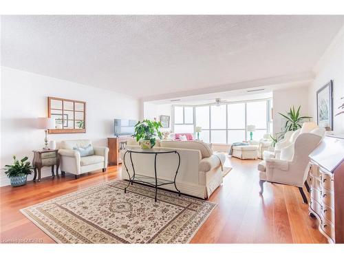 610-5280 Lakeshore Road, Burlington, ON - Indoor Photo Showing Living Room