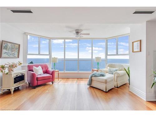 610-5280 Lakeshore Road, Burlington, ON - Indoor Photo Showing Living Room