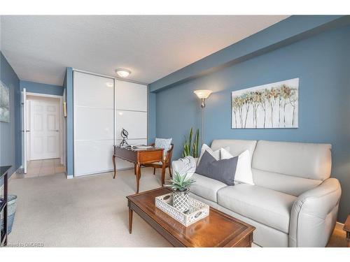 610-5280 Lakeshore Road, Burlington, ON - Indoor Photo Showing Living Room