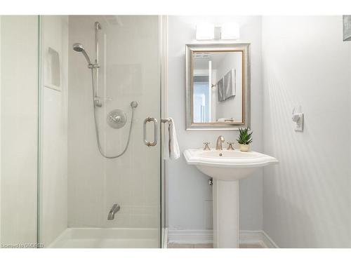 610-5280 Lakeshore Road, Burlington, ON - Indoor Photo Showing Bathroom