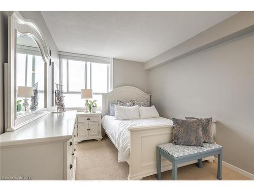 610-5280 Lakeshore Road, Burlington, ON - Indoor Photo Showing Bedroom