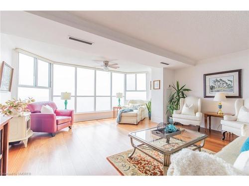 610-5280 Lakeshore Road, Burlington, ON - Indoor Photo Showing Living Room