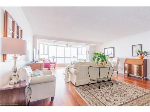 610-5280 Lakeshore Road, Burlington, ON - Indoor Photo Showing Living Room