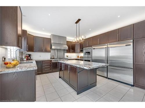 1385 Arrowhead Road, Oakville, ON - Indoor Photo Showing Kitchen With Stainless Steel Kitchen With Upgraded Kitchen