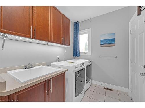 1385 Arrowhead Road, Oakville, ON - Indoor Photo Showing Laundry Room