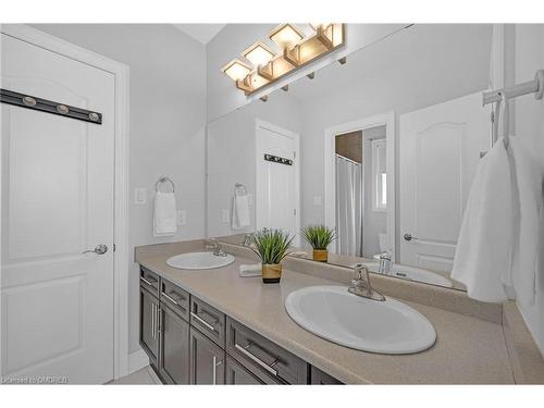 1385 Arrowhead Road, Oakville, ON - Indoor Photo Showing Bathroom